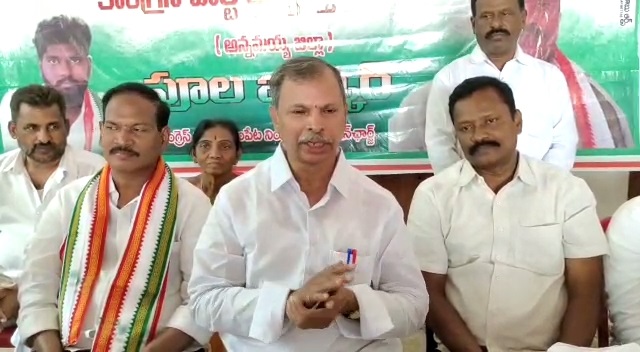 - సమావేశంలో మాట్లాడుతున్న తులసిరెడ్డి
