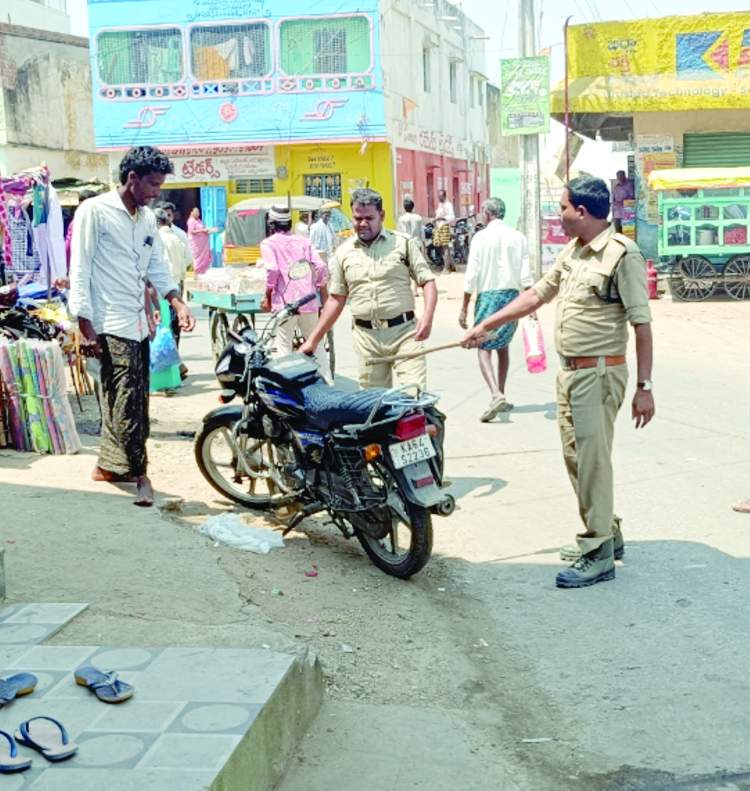  ద్విచక్ర వాహనదారుడిని హెచ్చరిస్తున్న పోలీసులు