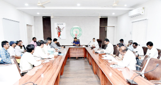సమావేశంలో మాట్లాడుతున్న కలెక్టర్‌ గిరీష