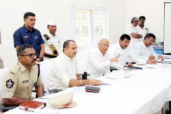 కల్యాణం ఏర్పాట్లపై అధికారుల సమీక్షలో మాట్లాడుతున్న టిటిడి ఇఒ ఎ.వి. ధర్మారెడ్డి