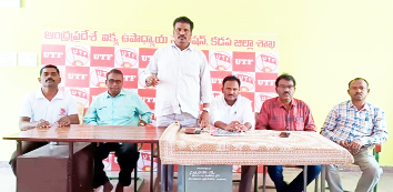 సమావేశంలో మాట్లాడుతున్న విజయ కుమార్‌