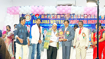 అవార్డు అందుకుంటున్న సగీర్‌