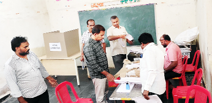 ఏర్పాట్లలో నిమగమైన ఎన్నికల సిబ్బంది