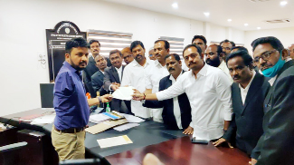 కలెక్టర్‌కు ఫిర్యాదు చేస్తున్న గంటా నరహరి, బత్యాల చెంగల్రాయడు
