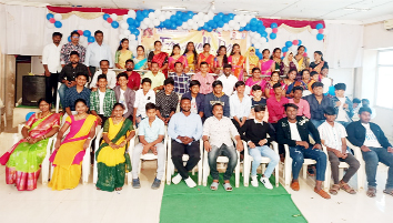 విద్యార్థుతో పాఠశాల యాజమాన్యం, ఉపాధ్యాయులు