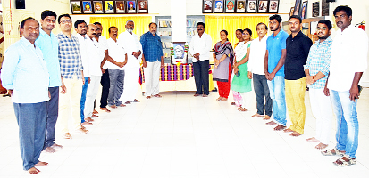 కోలాచలం చిత్రపటం నివాళులర్పిస్తున్న మల్లికార్జున రెడ్డి
