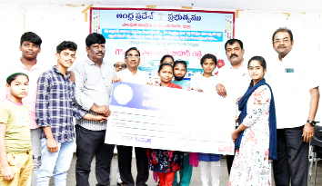 మెగా చెక్కును అందజేస్తున్న జిల్లా బిసి,ఎస్‌సి సంక్షేమశాఖాధికారులు