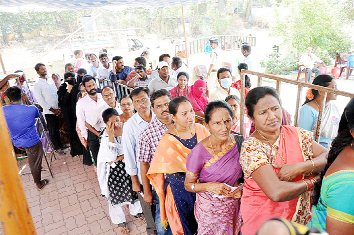 కడప ఓటు వేసేందుకు క్యూ లో నిల్చున్న ఓటర్లు