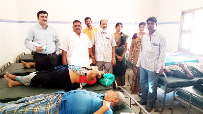 కంటి పరీక్షలు నిర్వహిస్తున్న వైద్యులు