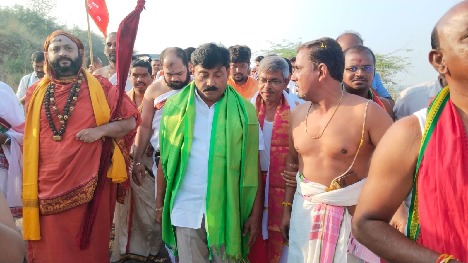 - గిరి ప్రదక్షణలో పాల్గొన్న ప్రజలు