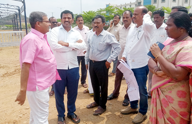 కల్యాణ వేదికను సుందరంగా తీర్చిదిద్దాలి