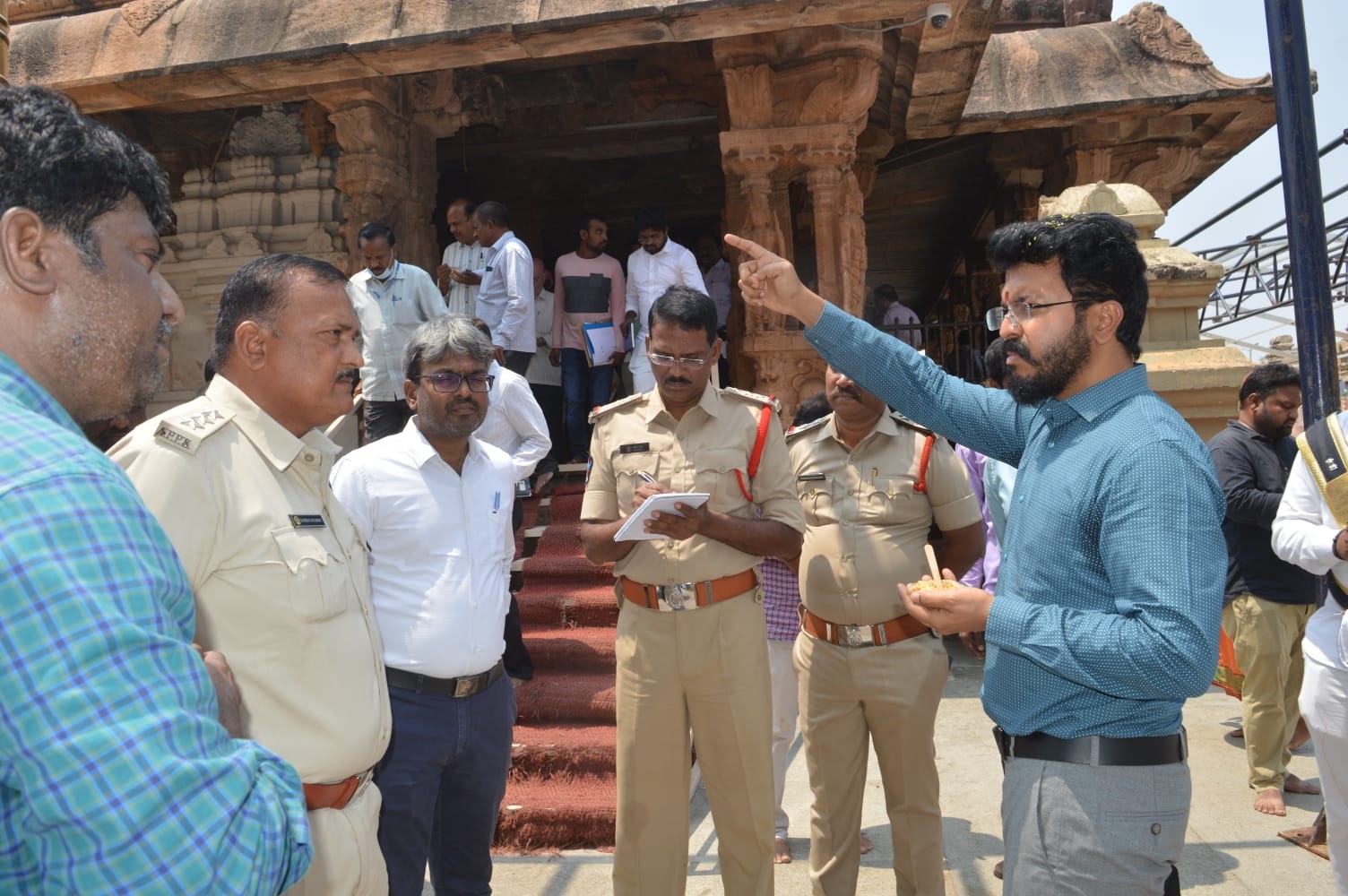 - ఏర్పాట్లను పరిశీలిస్తున్న జెసి సాయకాంత్‌వర్మ