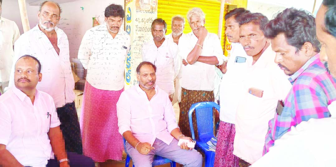 నీరు అడిగితే రైతులపై కేసులా?