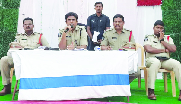 పోలింగ్‌ బూత్‌ల వద్ద పటిష్ట బందోబస్తు