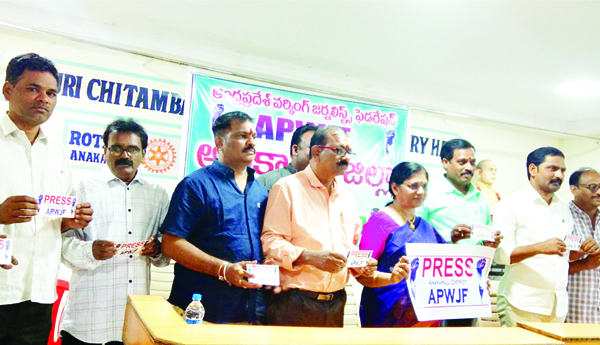 పాత్రికేయుల సమస్యల పరిష్కారానికి కృషి