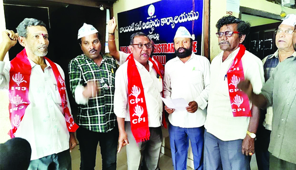 సబ్‌ రిజిస్ట్రార్‌ కార్యాలయం తరలింపుపై నిరసన