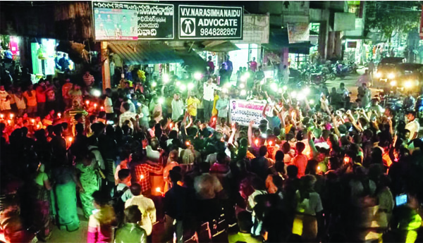 దోషులను అరెస్టు చేయాలని కొవ్వొత్తుల ర్యాలీ