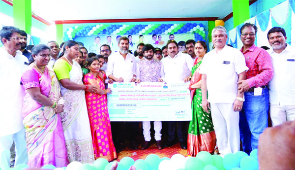 ఆసరా చెక్కులు పంపిణీ