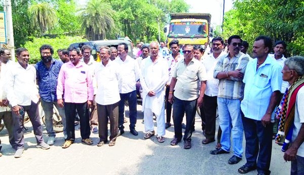 రోడ్డు మరమ్మతులు చేపట్టాలని రాస్తారోకో