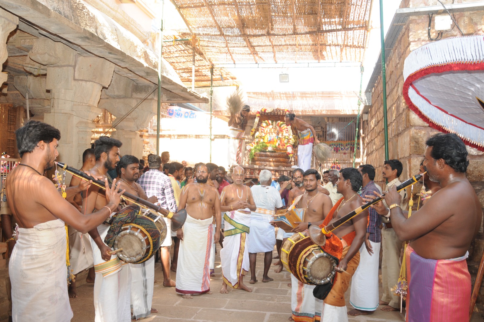 ఎగువలో శేష వాహనంపై దర్శనమిచ్చిన జ్వాల నరసింహ స్వామి