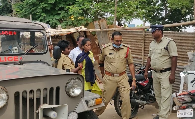 విద్యార్థినికి వైద్యం