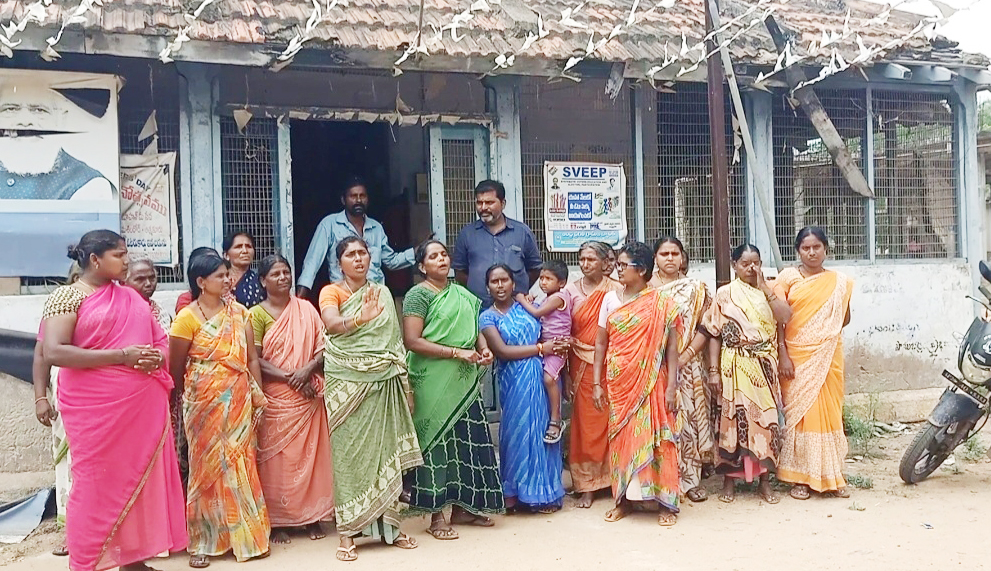 రేషన్‌ ఇవ్వడంలేదని మహిళలు ఆందోళన