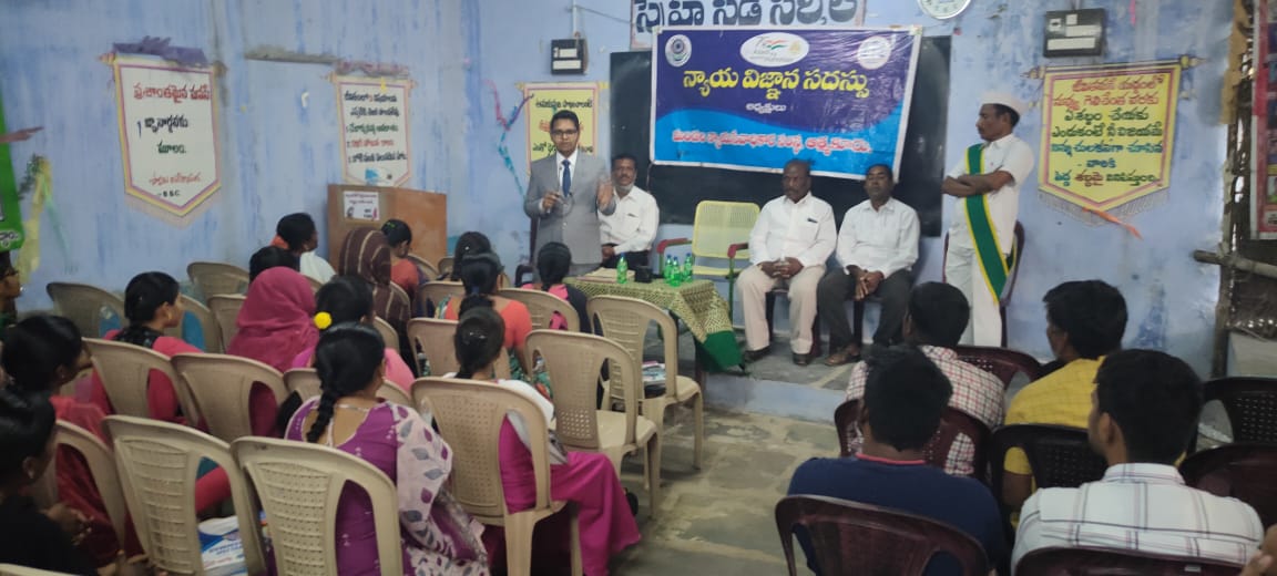 అవగాహన సదస్సులో మాట్లాడుతున్న జూనియర్‌ సివిల్‌ జడ్జి శ్రీ తేజ సాయి