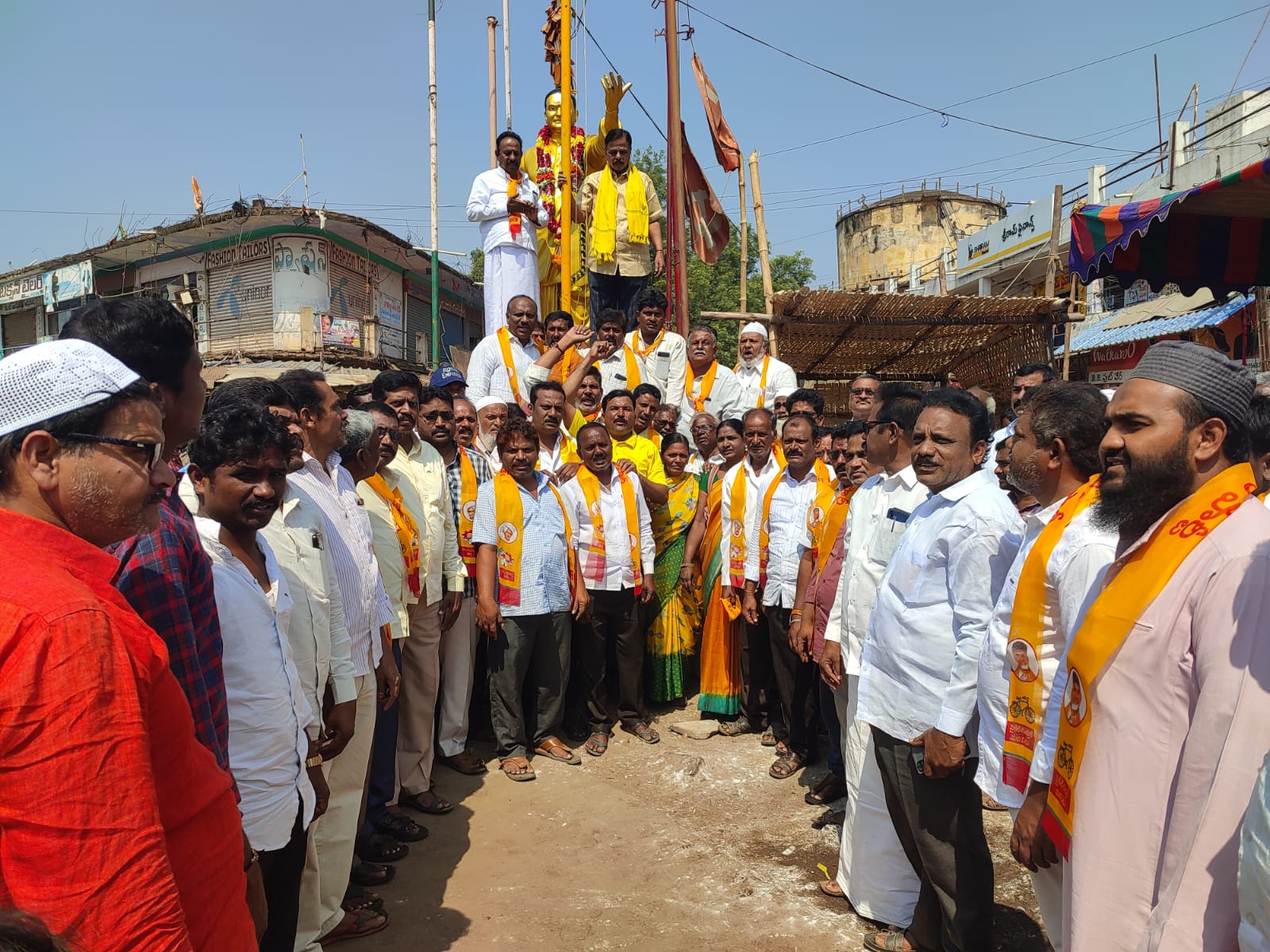 ఎన్టీఆర్ విగ్రహానికి పూలమాలలు వేసి నివాళులర్పిస్తున్న టిడిపి సీనియర్ నాయకులు