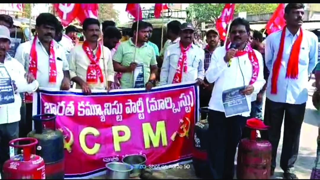 నిరసన కార్యక్రమంలో మాట్లాడుతున్న సిపిఎం జిల్లా కార్యదర్శివర్గ సభ్యులు వి.యేసురత్నం