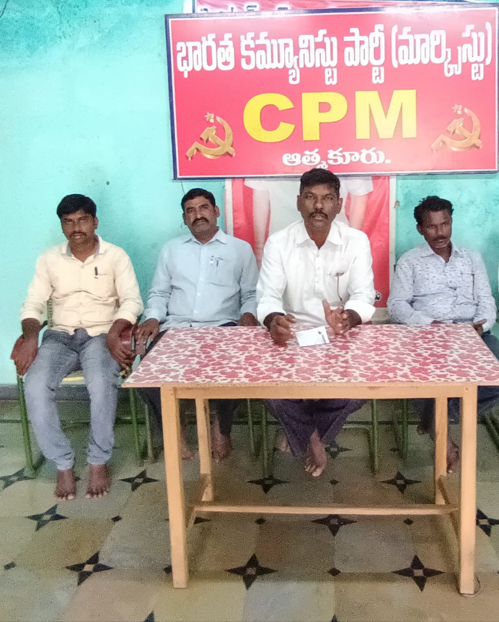 సమావేశంలో మాట్లాడుతున్న సిపిఎం నాయకులు