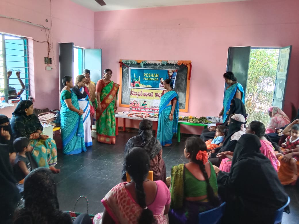 చిరుధాన్యాలపై అవగాహన కల్పిస్తున్న సూపర్వైజర్‌ విజయకుమరి