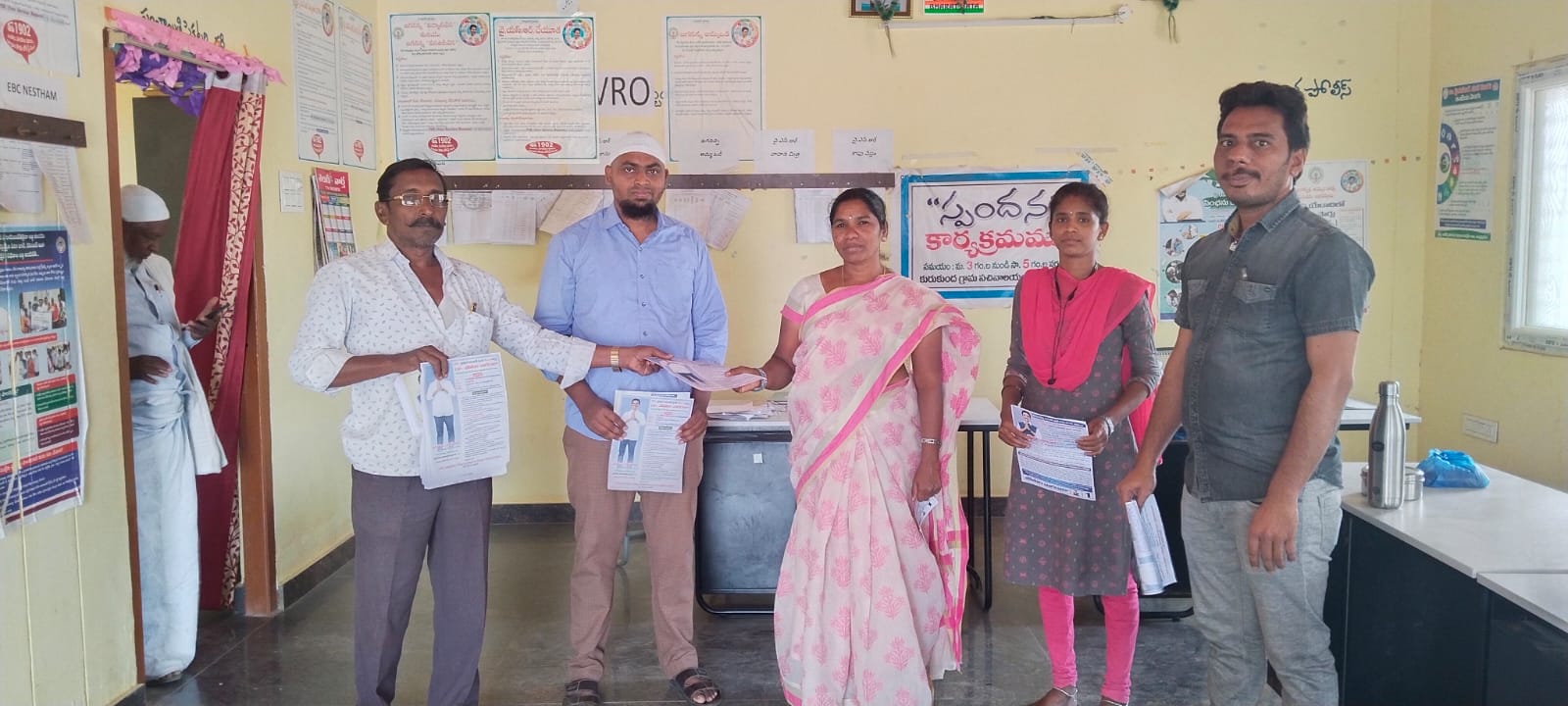 ప్రచారం చేసున్న ప్రజా సంఘాల నాయకులు