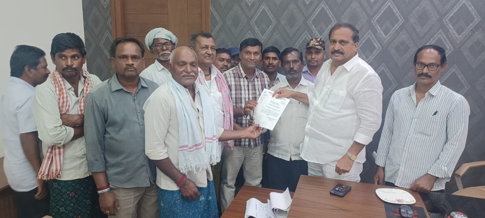 ఎమ్మెల్యే శిల్పా చక్రపాణి రెడ్డికి వినతి పత్రం అందిస్తున్న నాయకులు