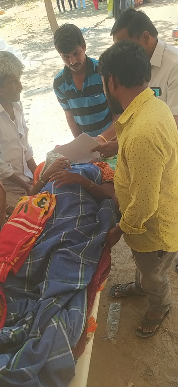 స్ట్రక్చర్‌పై వచ్చి ఓటు హక్కు వినియోగించుకుంటున్న ఎంపీటీసీ కనకమ్మ