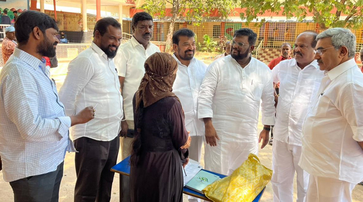 పోలింగ్‌ కేంద్రాలలో పరిశీలన