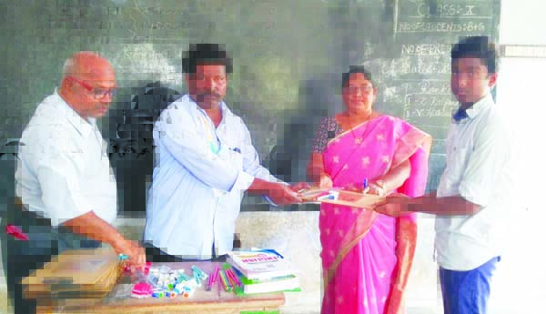 సూరేపల్లి పాఠశాలలో పరీక్షా కిట్లు అందజేత