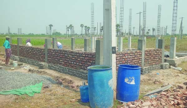 నీళ్లు కూడా లేకుండా గృహ నిర్మాణం ఎలా?