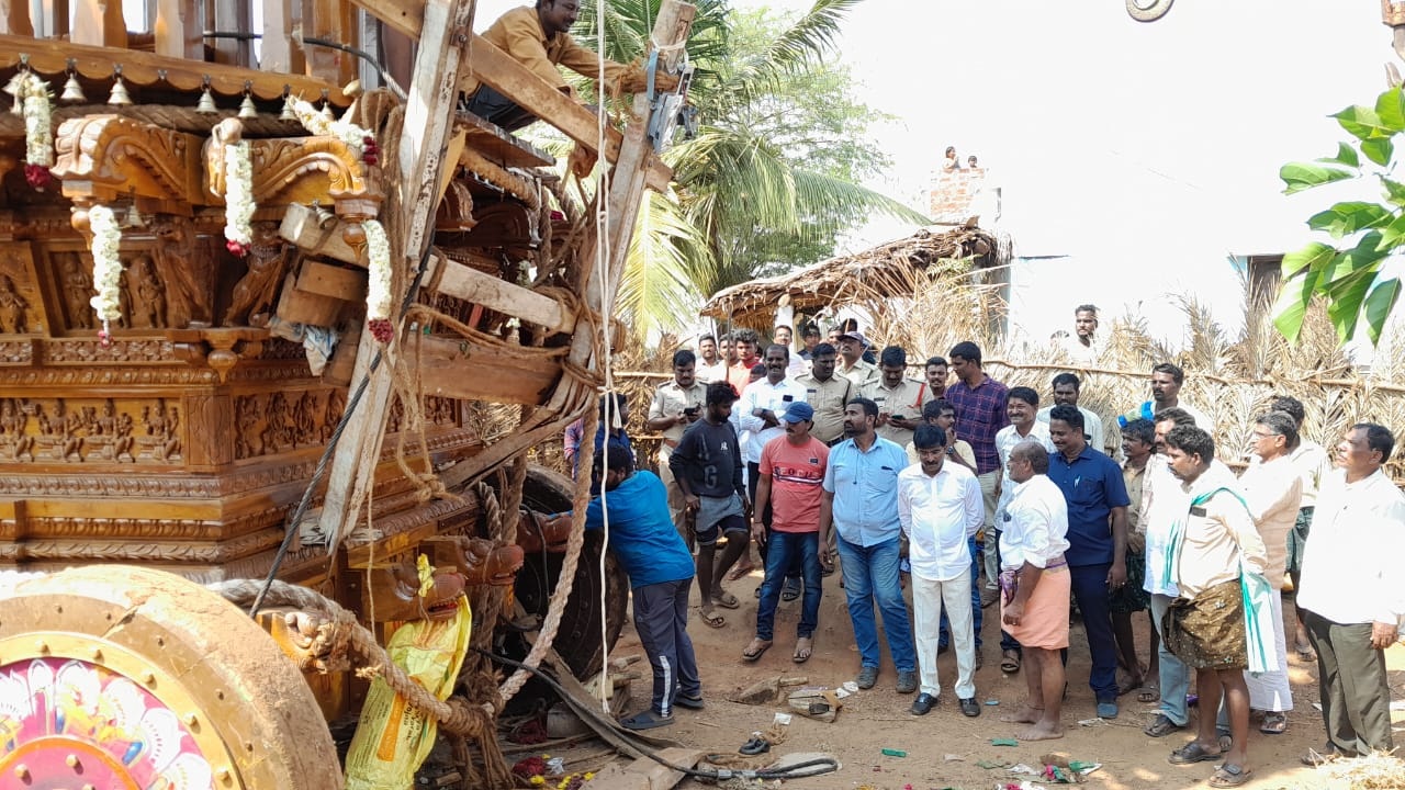 ప్రమాదవశాత్తు నేలకొరిగిన రథం