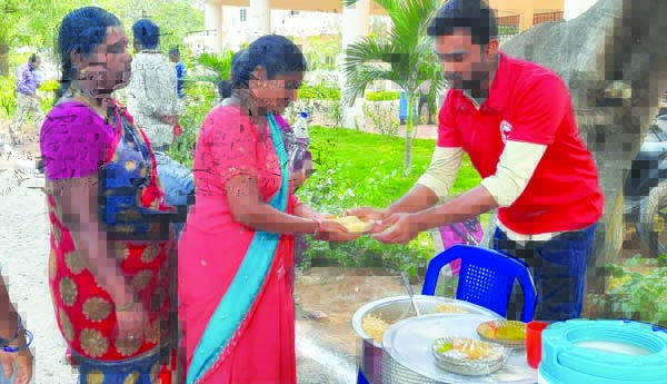 స్పందన అర్జీదారులకు అల్పాహారం