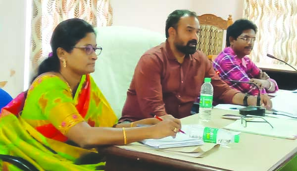 గృహ నిర్మాణాలపై శ్రద్ధ చూపని సిబ్బందిపై చర్యలు: కమిషనర్‌