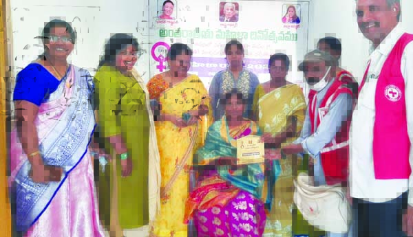 మహిళా అధికారులకు రెడ్‌ క్రాస్‌ జ్ఞాపికలు