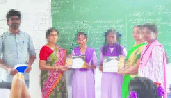 'ప్రజ్ఞ వికాసం' విజేతలకు బహుమతులు