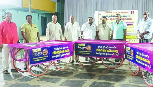 చిరు వ్యాపారులకు రోటరీ చేయూత