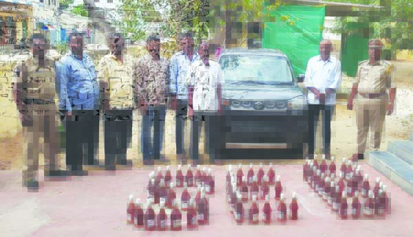 అక్రమంగా మద్యం కలిగిన వ్యక్తులు అరెస్ట్‌