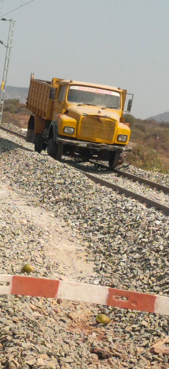 రైలు పట్టాలపై వెళ్తున్న లారీ