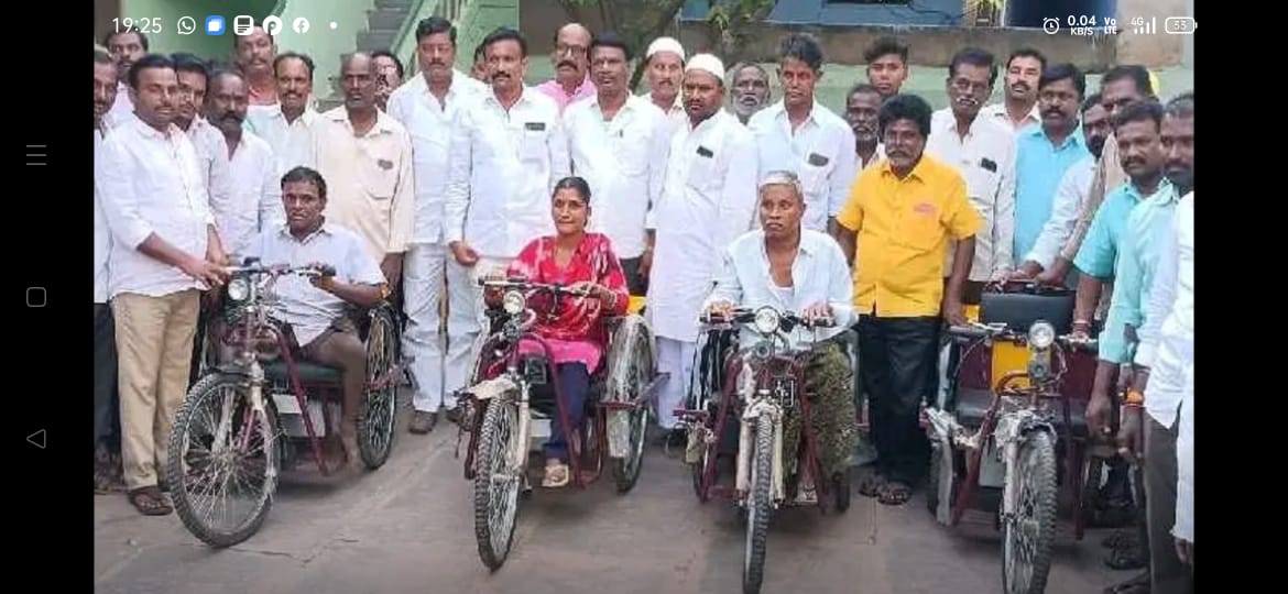 వికలాంగులకు ట్రై సైకిళ్లను పంపిణీ చేస్తున్న టిడిపి నాయకులు