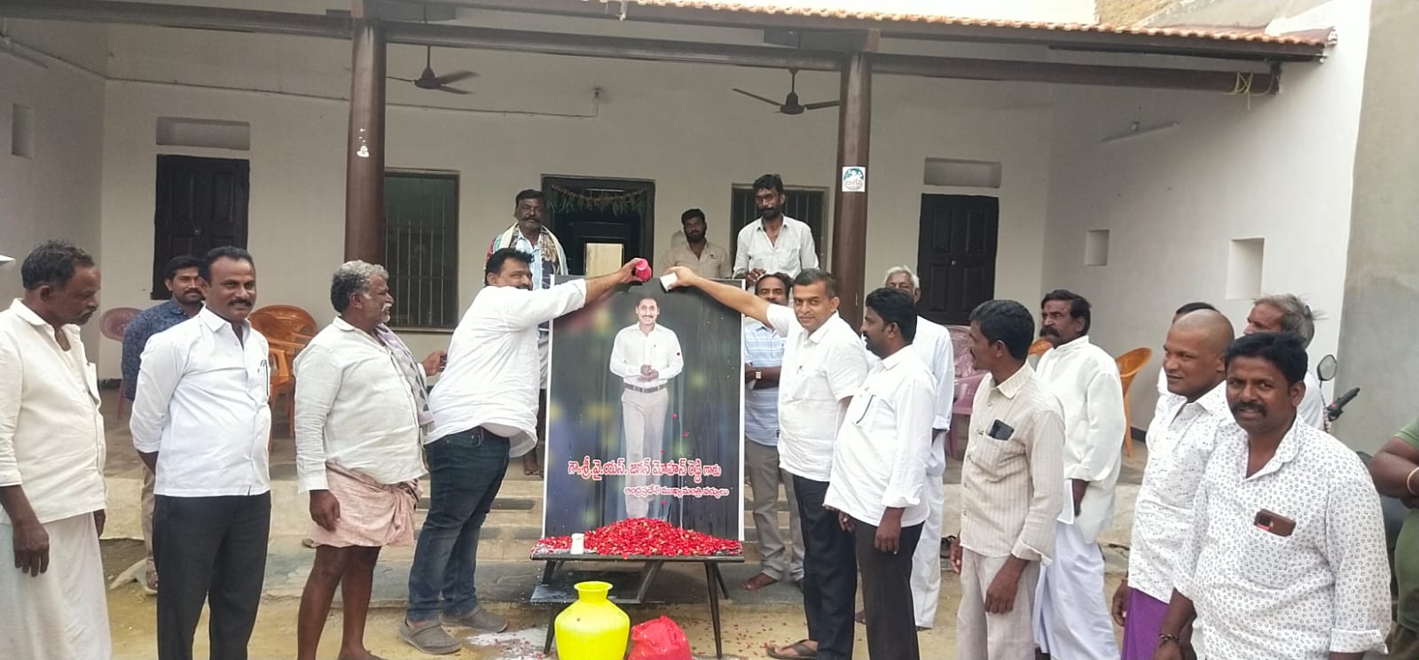 పాలాభిషేకం చేస్తున్న వాల్మీకులు