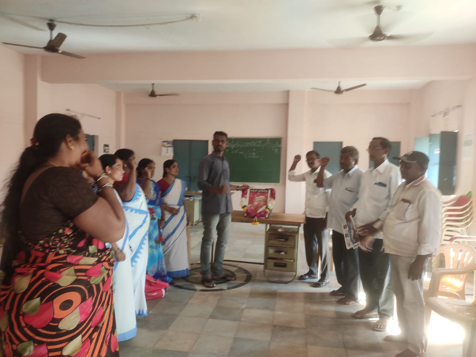 కామ్రేడ్‌ మల్లు స్వరాజ్యం ప్రథమ వర్ధంతి నివాళులర్పిస్తున్న దృశ్యం