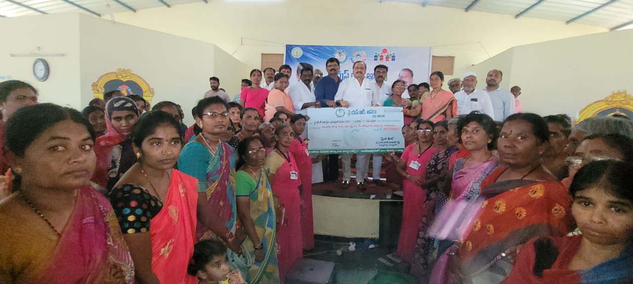 వైయస్సార్‌ ఆసరా పథకం చెక్కును విడుదల చేస్తున్న ఎమ్మెల్యే శిల్ప చక్రపాణి రెడ్డి