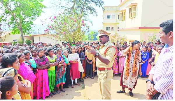 దిశ యాప్‌పై విద్యార్థులకు అవగాహన